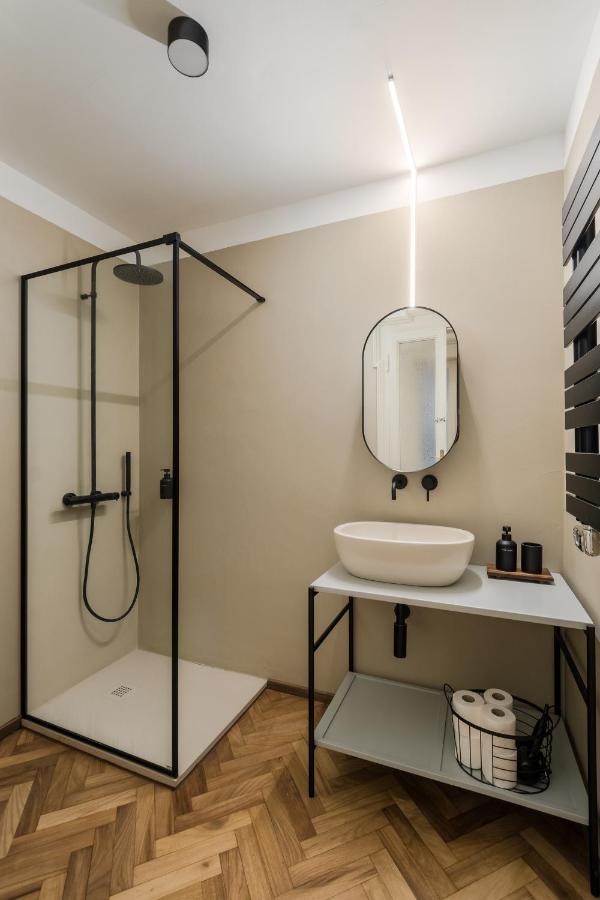 Casa Unica Milano - Elegant Apartment With Balcony - Centrale 1 Ngoại thất bức ảnh