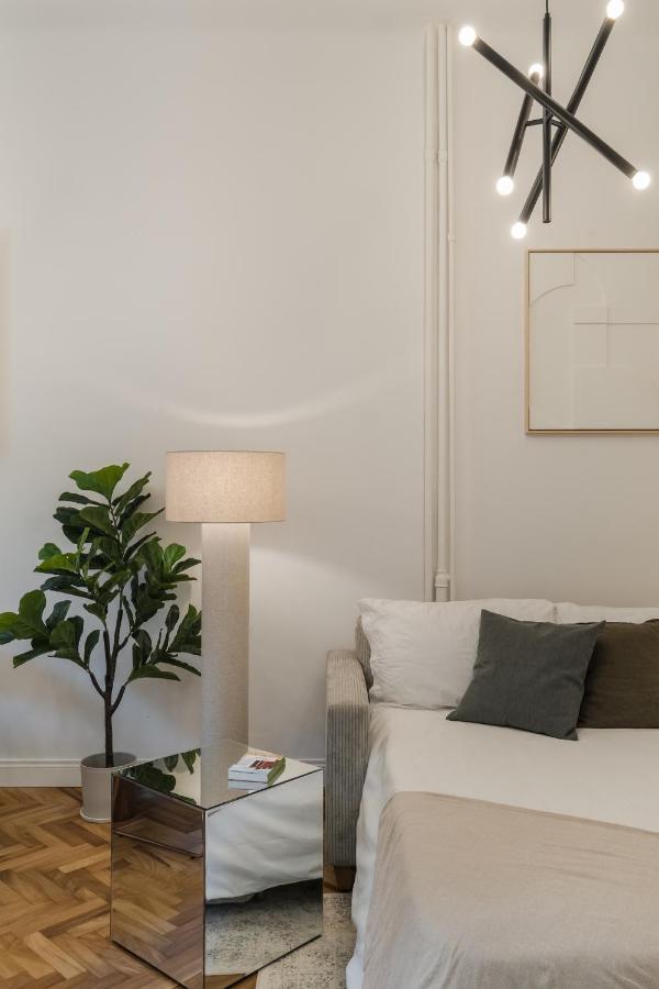 Casa Unica Milano - Elegant Apartment With Balcony - Centrale 1 Ngoại thất bức ảnh